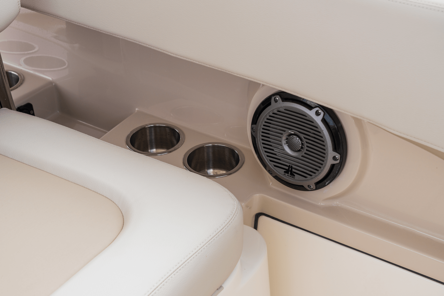 Slide: The Image of Boston Whaler 280 Vantage 2026 - 60