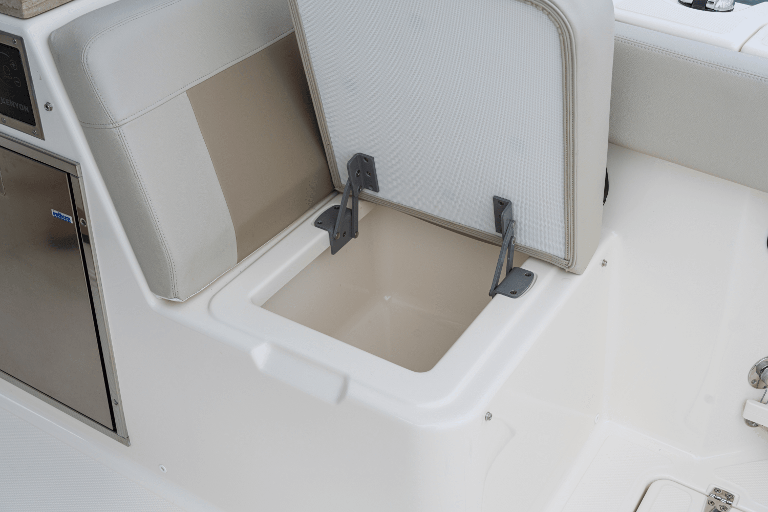 Slide: The Image of Boston Whaler 280 Vantage 2026 - 61