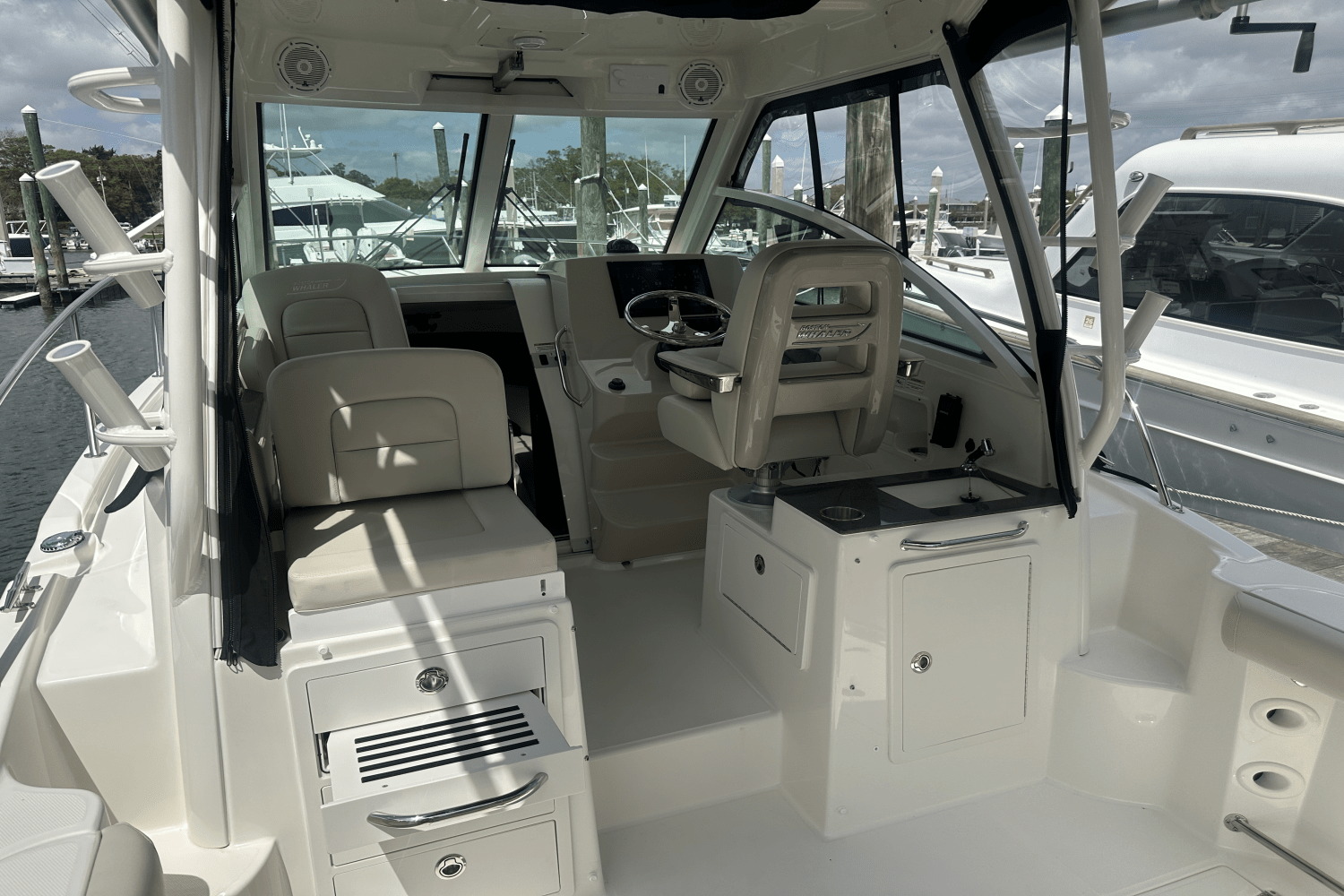 Slide: The Image of Boston Whaler 285 CONQUEST 2024 - 16