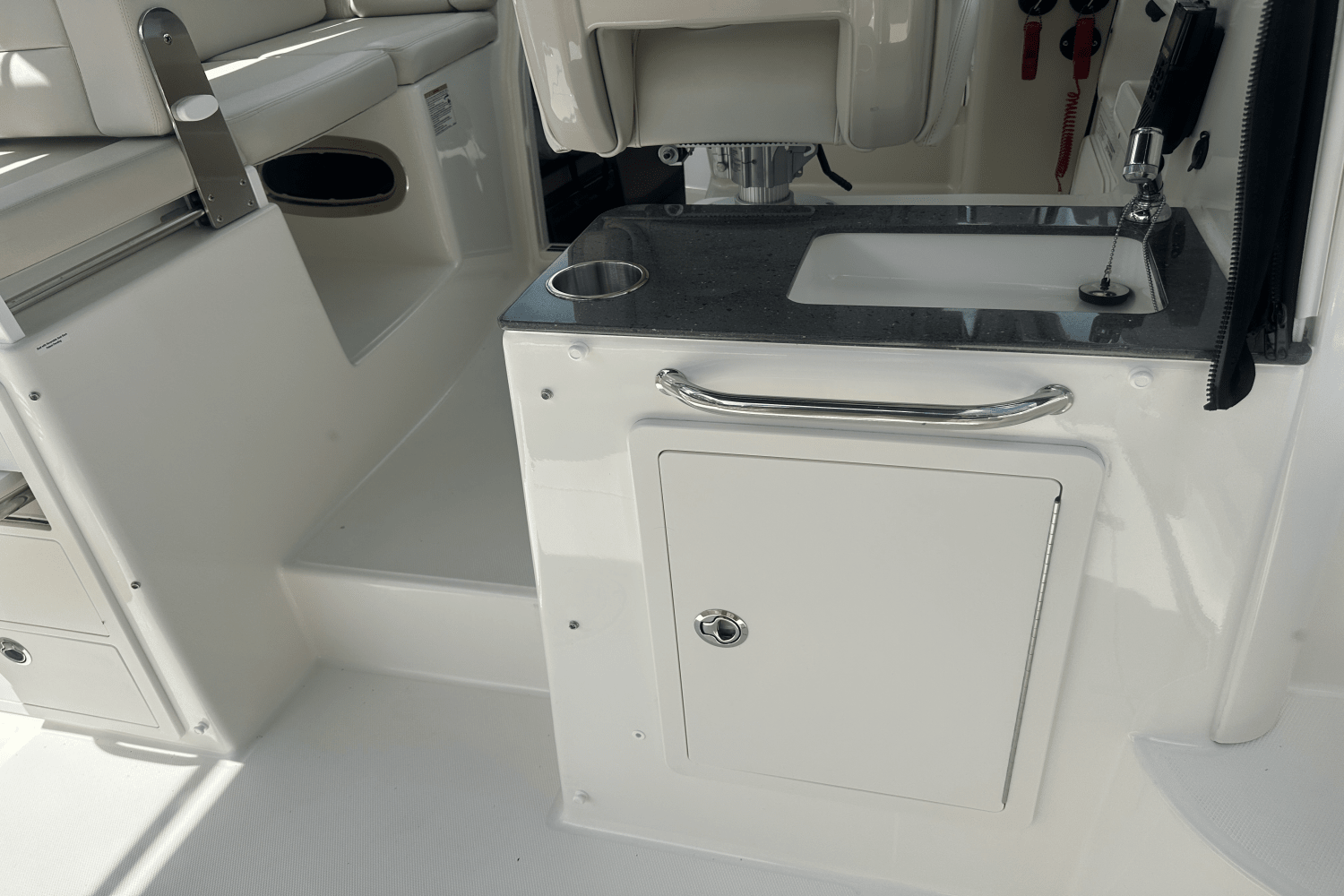 Slide: The Image of Boston Whaler 285 CONQUEST 2024 - 17