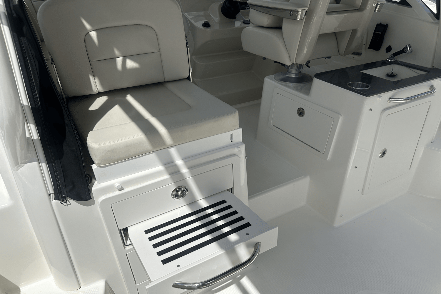 Slide: The Image of Boston Whaler 285 CONQUEST 2024 - 18