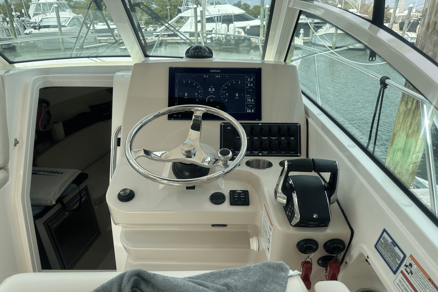Slide: The Image of Boston Whaler 285 CONQUEST 2024 - 19
