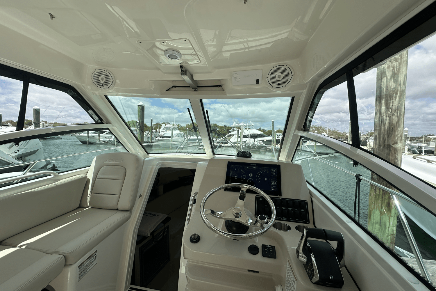 Slide: The Image of Boston Whaler 285 CONQUEST 2024 - 20