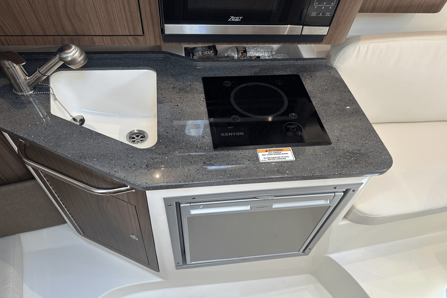 Slide: The Image of Boston Whaler 285 CONQUEST 2024 - 22