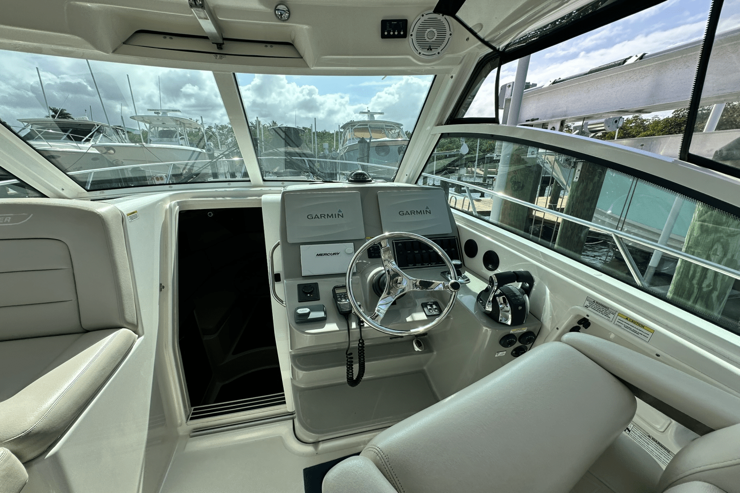 Slide: The Image of Boston Whaler 315 CONQUEST 2015 - 30