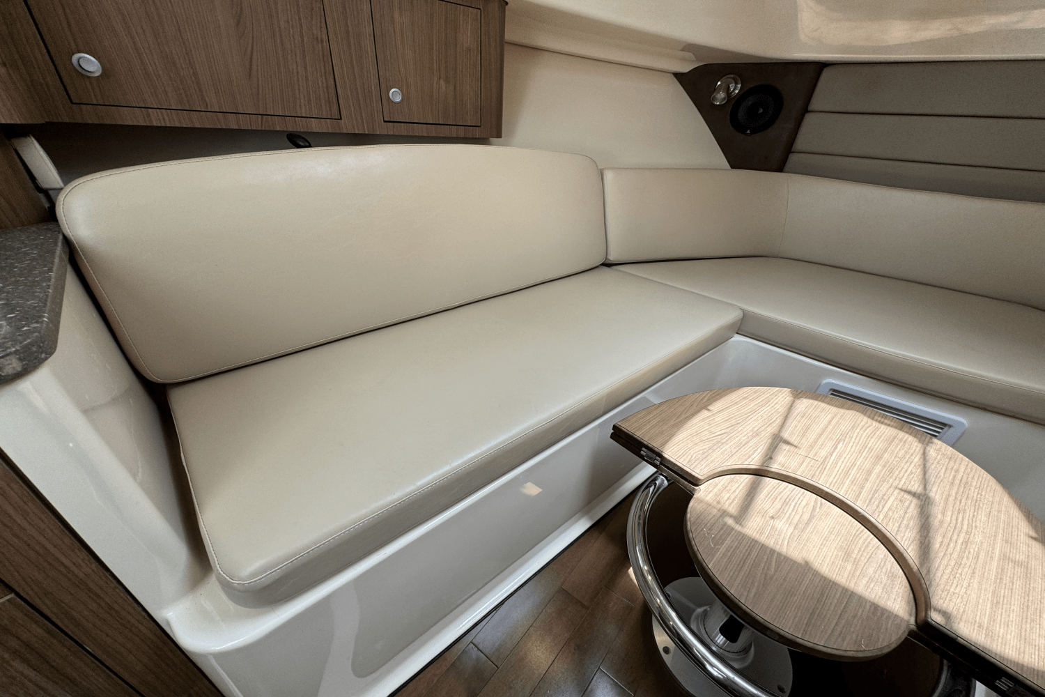 Slide: The Image of Boston Whaler 315 CONQUEST 2016 - 18