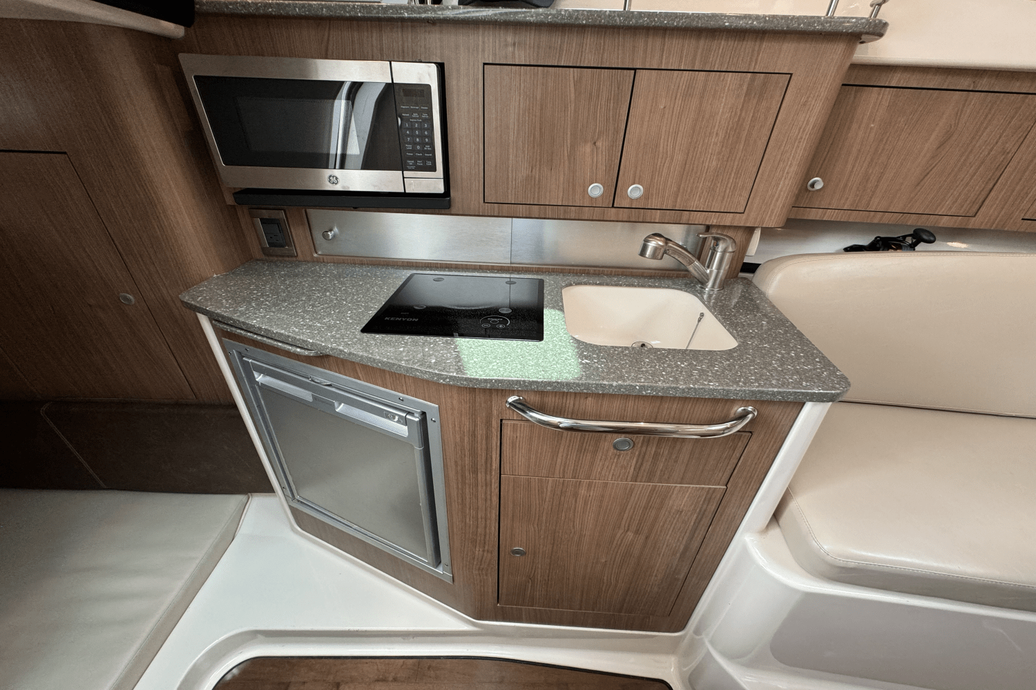 Slide: The Image of Boston Whaler 315 CONQUEST 2016 - 23