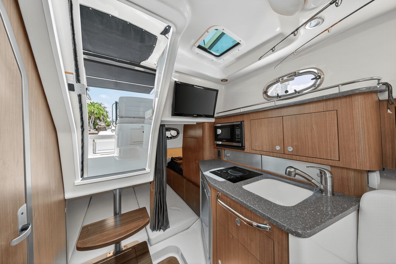Slide: The Image of Boston Whaler 315 CONQUEST 2019 - 27