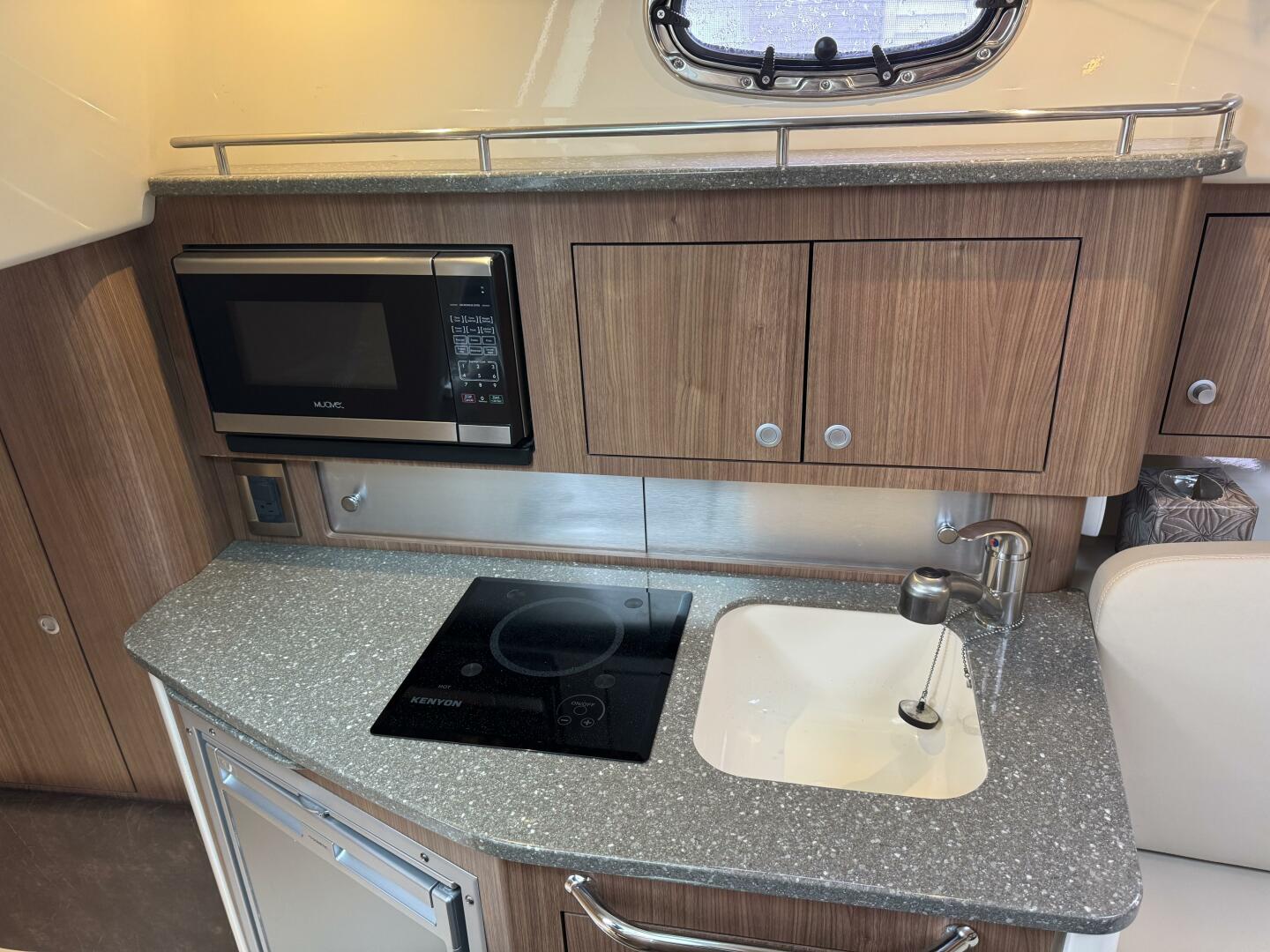 Slide: The Image of Boston Whaler 315 Conquest 2019 - 5349184