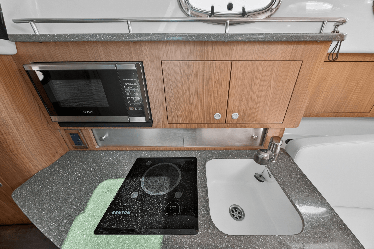 Slide: The Image of Boston Whaler 315 CONQUEST 2019 - 32