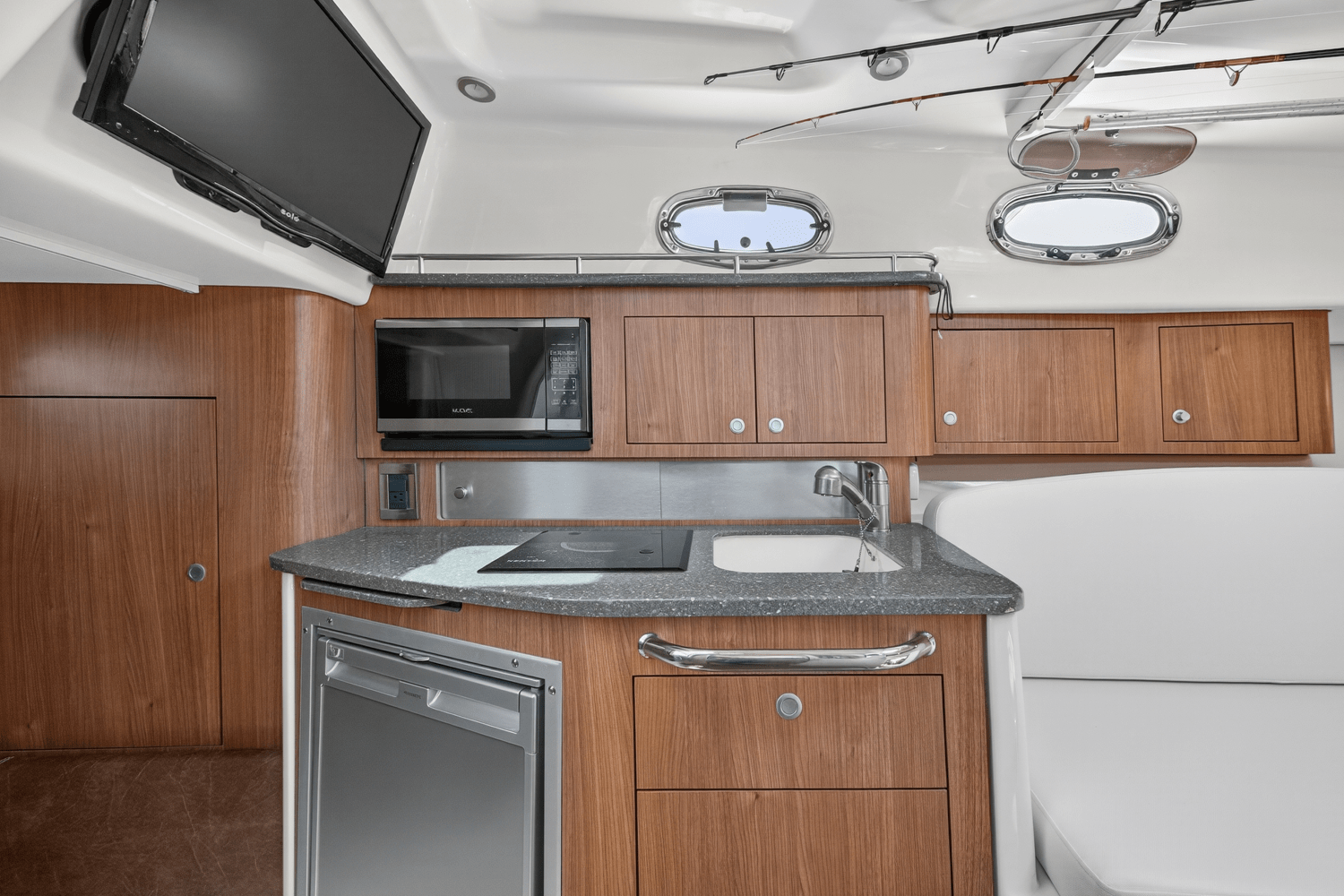 Slide: The Image of Boston Whaler 315 CONQUEST 2019 - 34