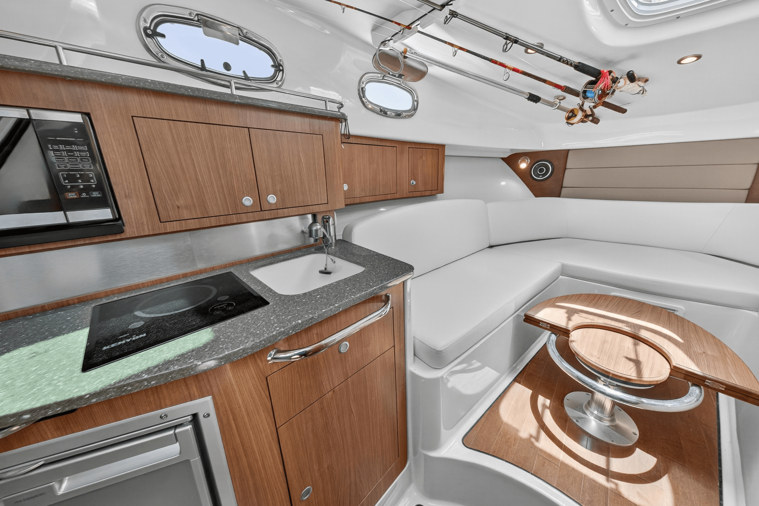 Slide: The Image of Boston Whaler 315 CONQUEST 2019 - 35