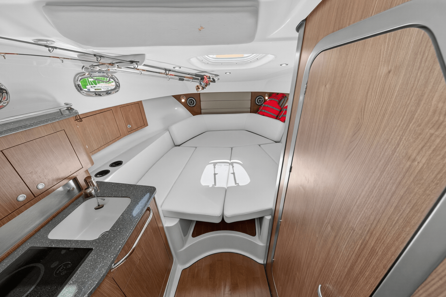 Slide: The Image of Boston Whaler 315 CONQUEST 2019 - 36