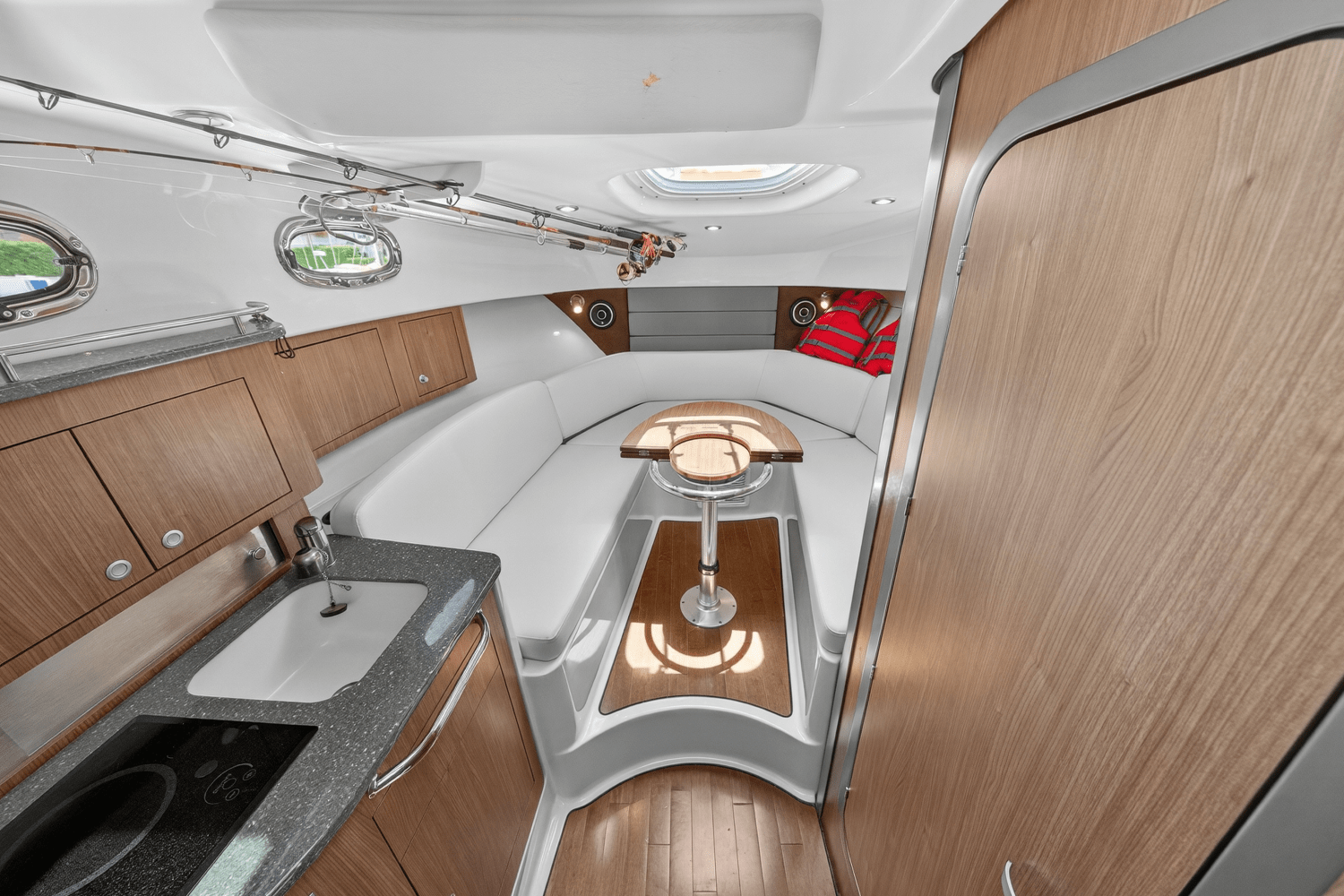 Slide: The Image of Boston Whaler 315 CONQUEST 2019 - 38