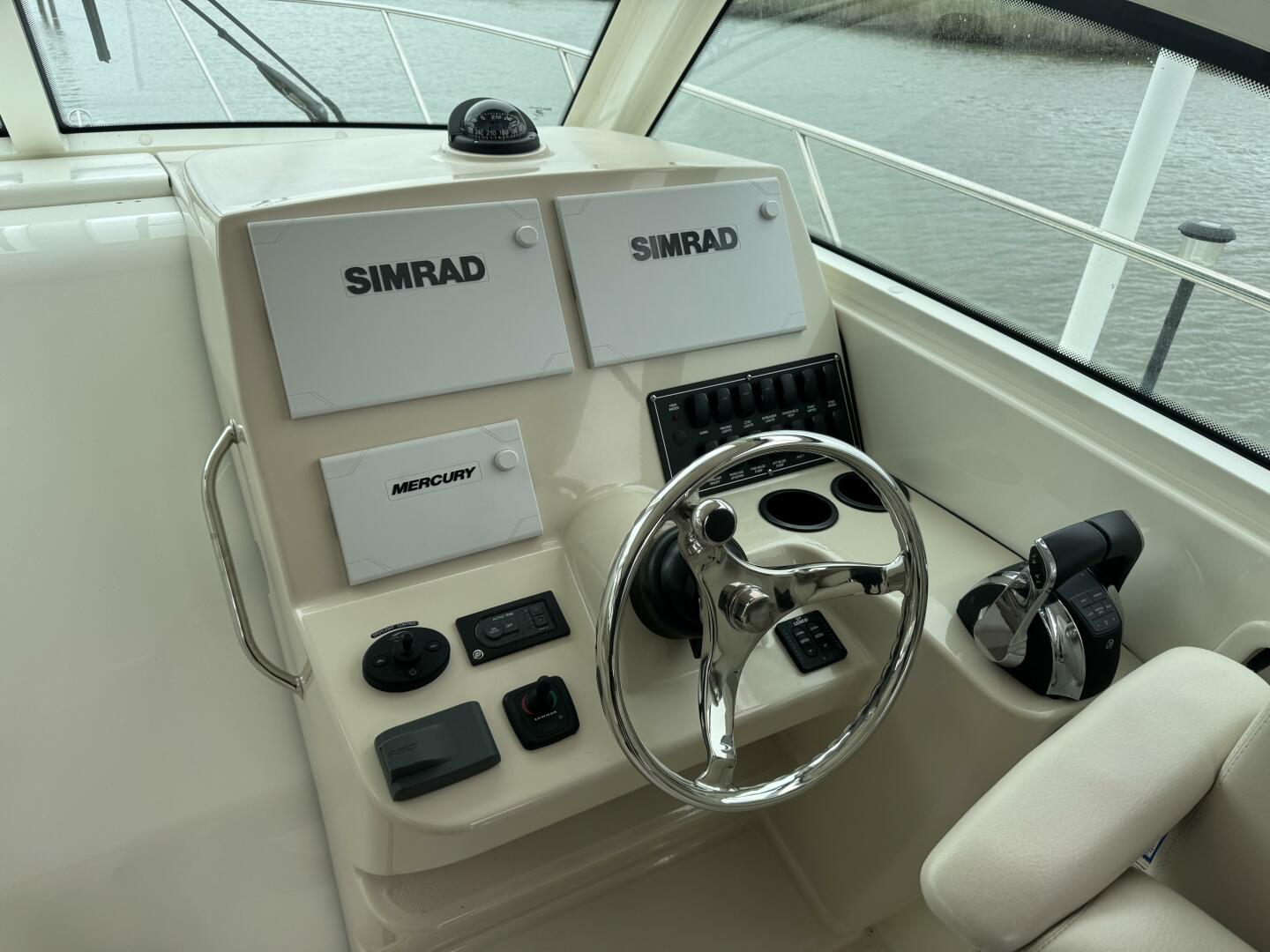 Slide: The Image of Boston Whaler 315 Conquest 2019 - 5349179