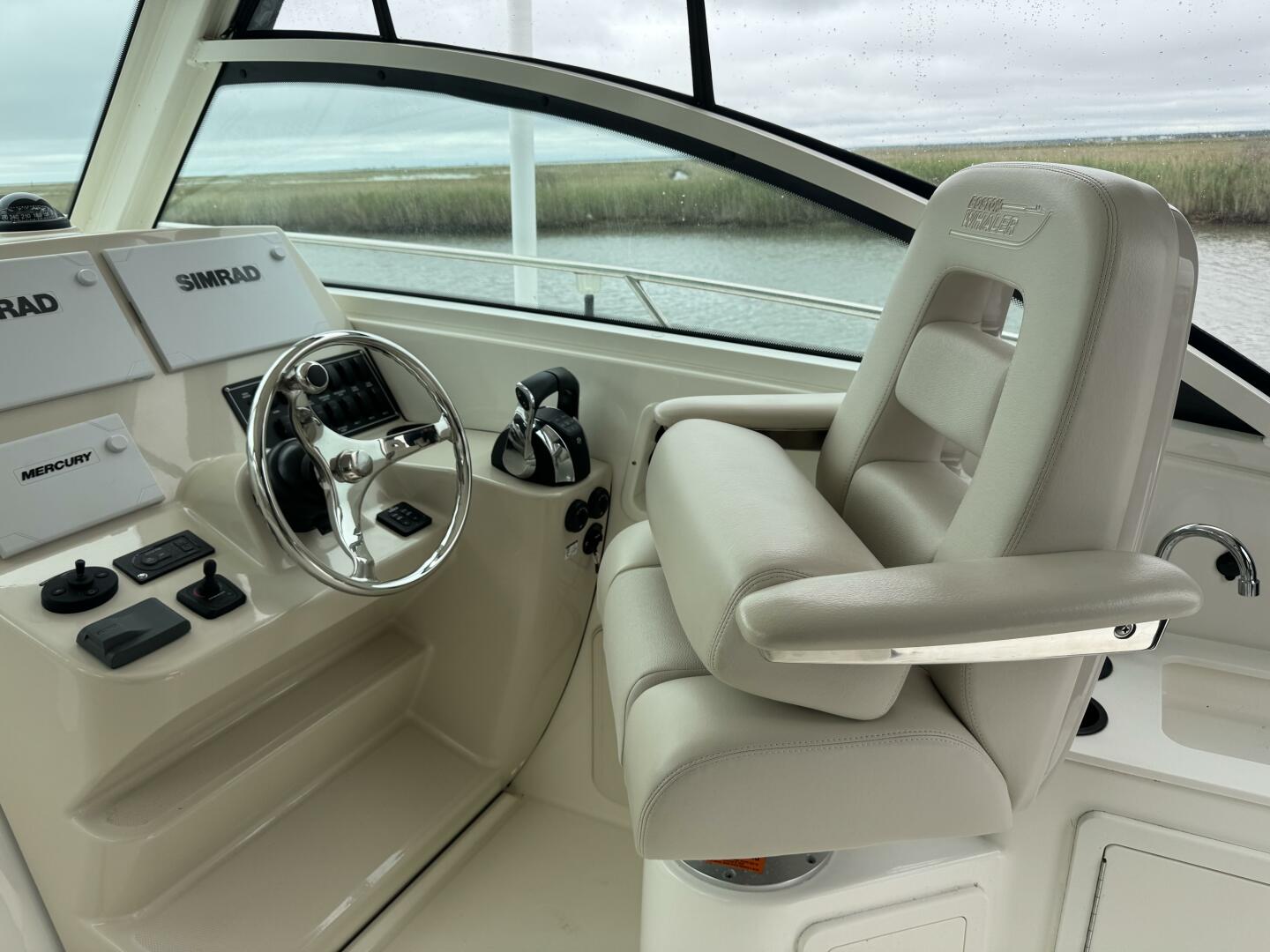 Slide: The Image of Boston Whaler 315 Conquest 2019 - 5349180