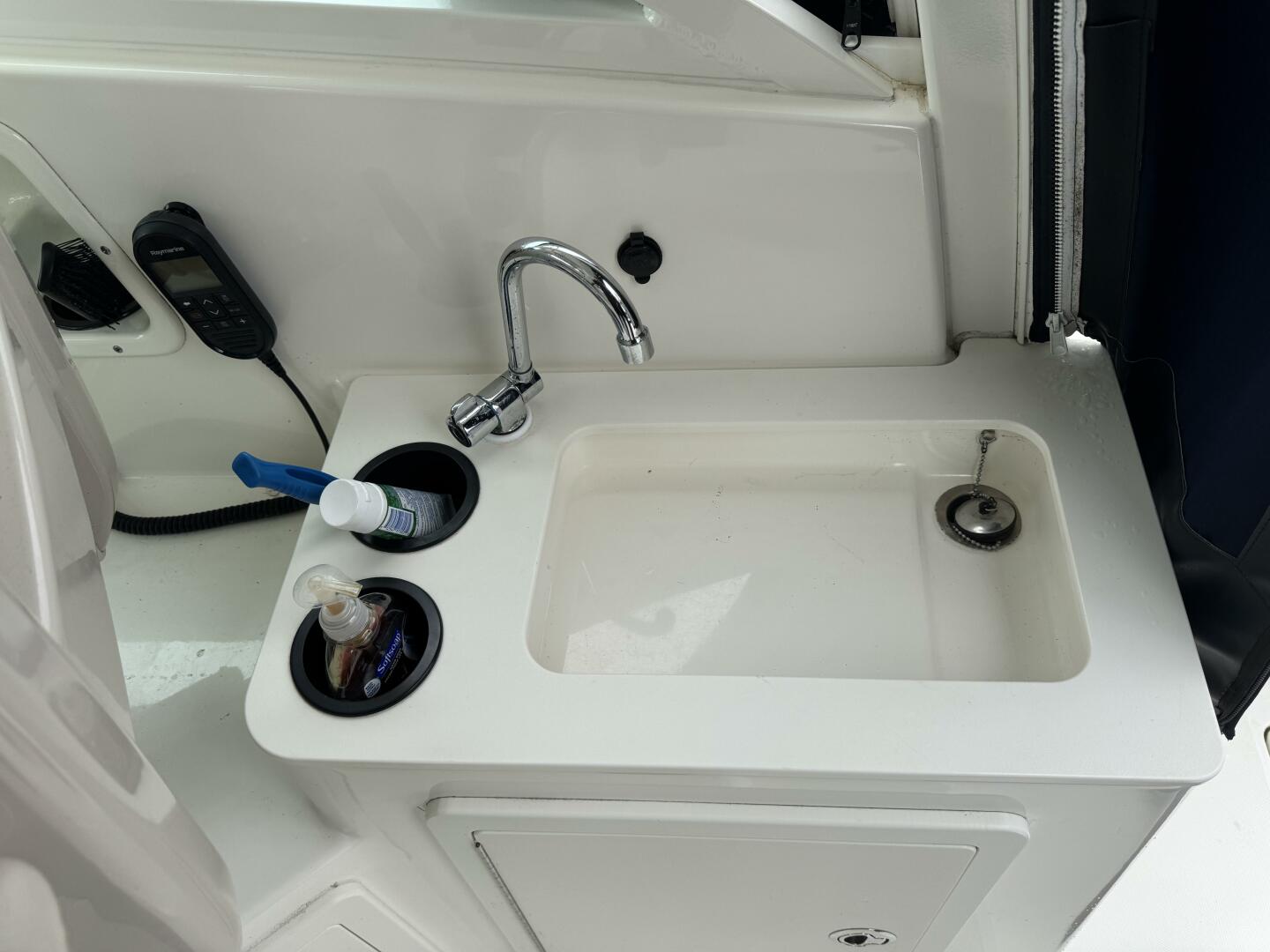 Slide: The Image of Boston Whaler 315 Conquest 2019 - 5349181