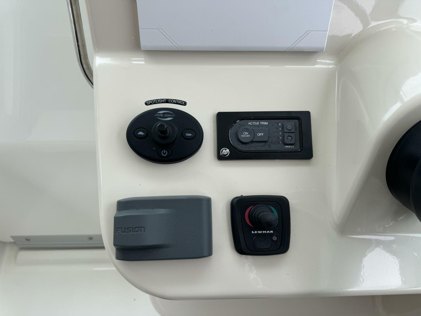 Slide: The Image of Boston Whaler 315 Conquest 2019 - 5349182