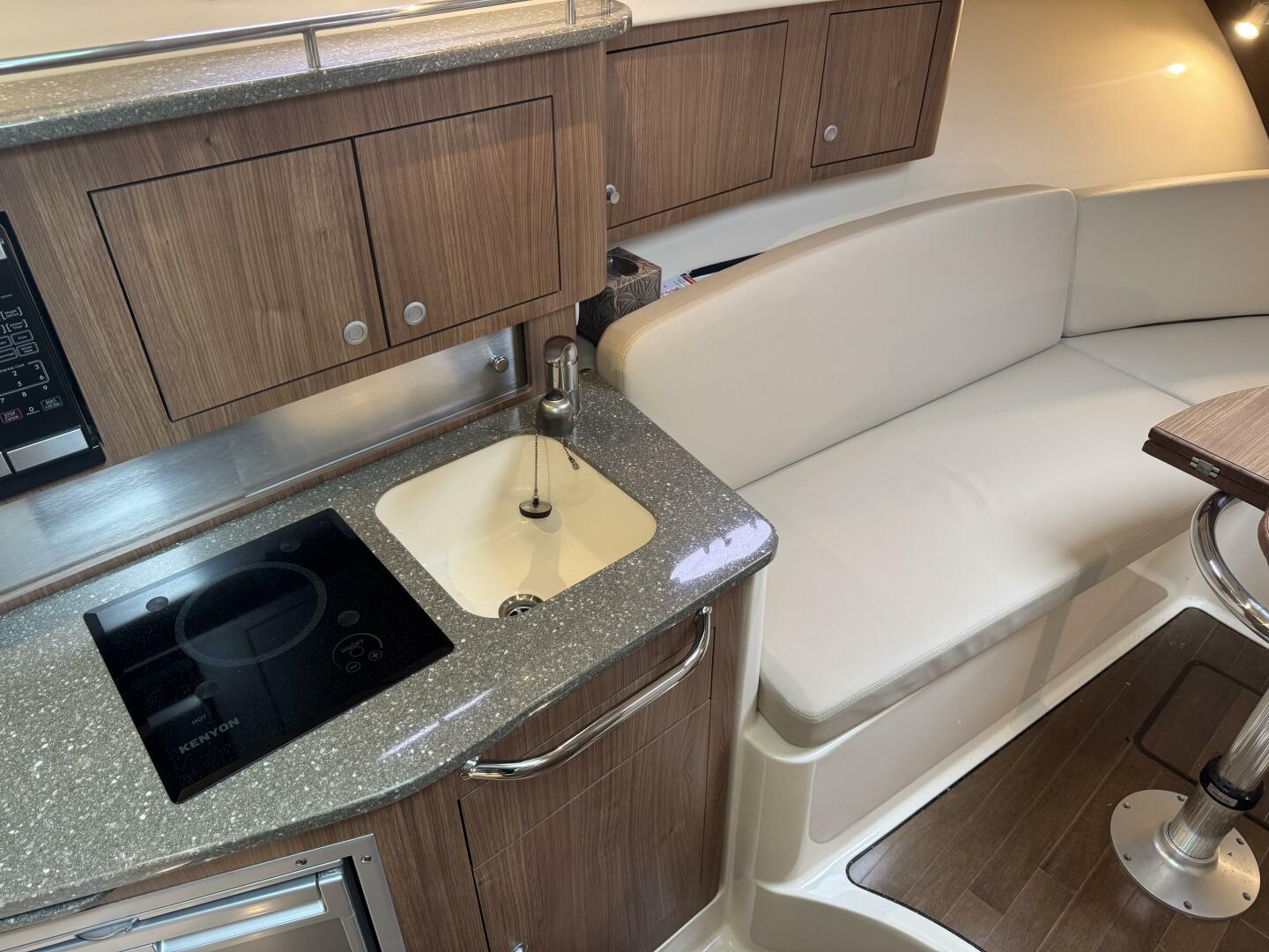 Slide: The Image of Boston Whaler 315 Conquest 2019 - 5349195