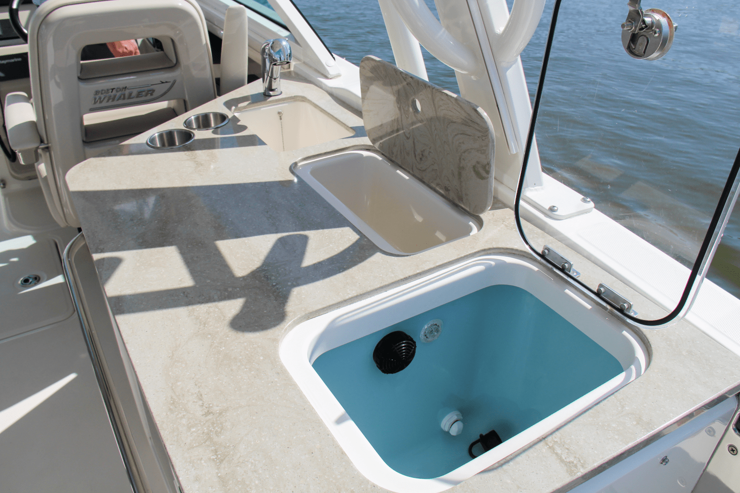 Slide: The Image of Boston Whaler 320 Vantage 2017 - 10