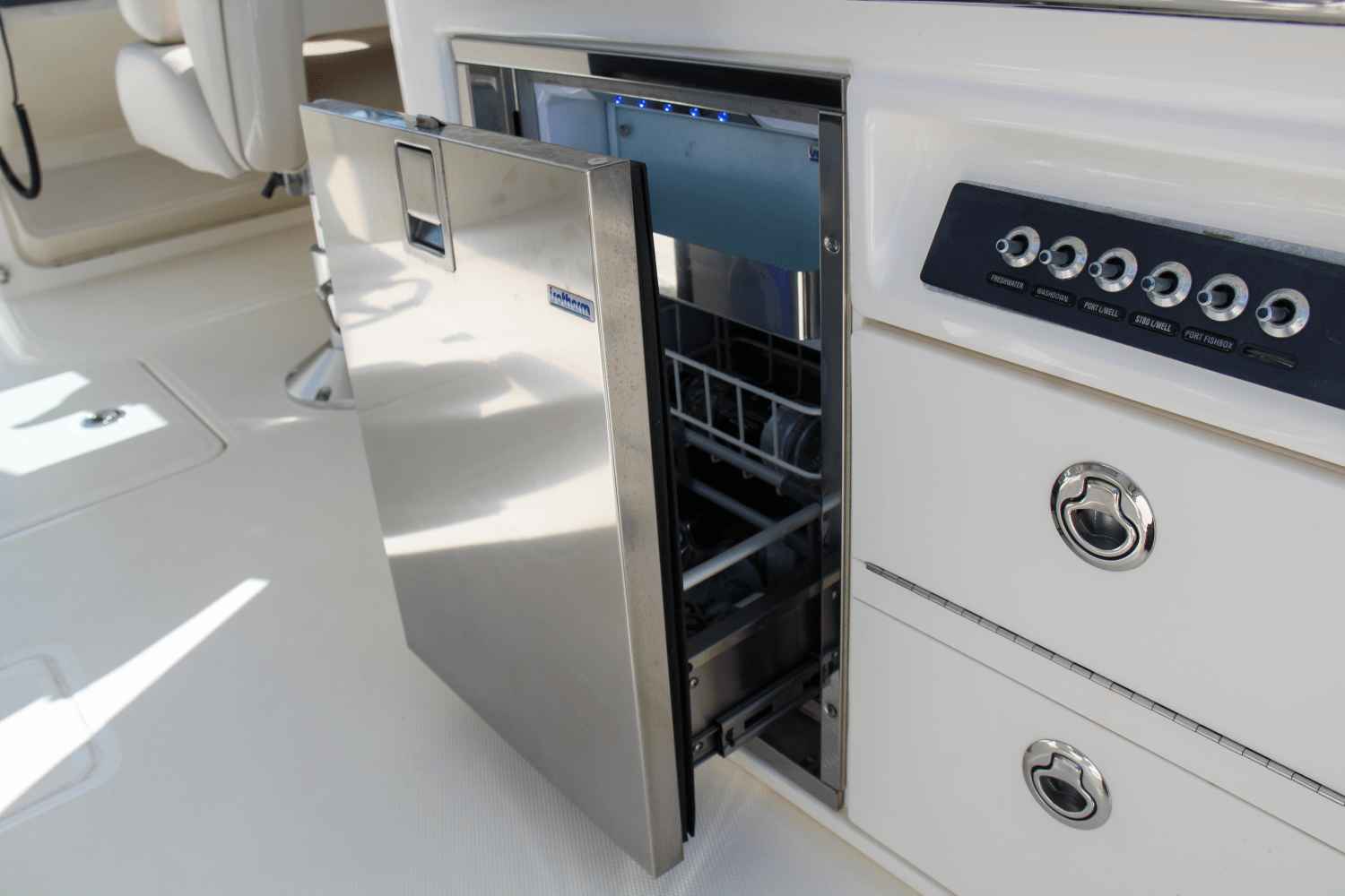 Slide: The Image of Boston Whaler 320 Vantage 2017 - 11