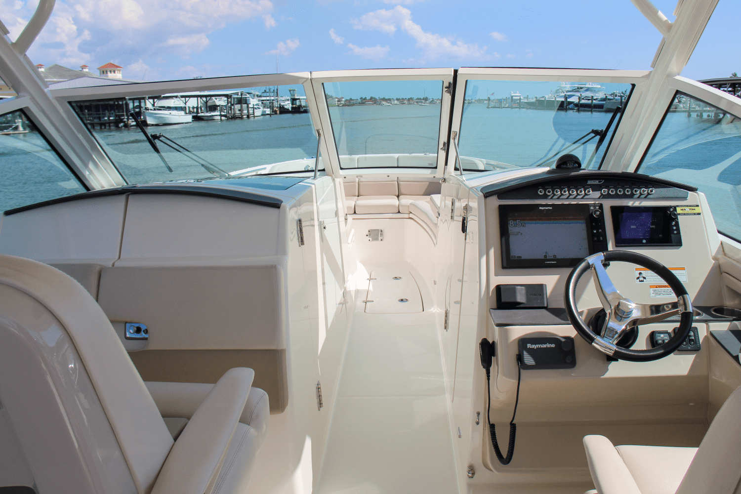 Slide: The Image of Boston Whaler 320 Vantage 2017 - 15