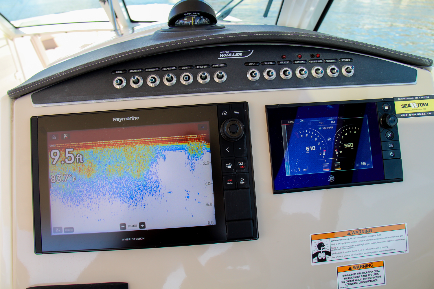 Slide: The Image of Boston Whaler 320 Vantage 2017 - 17