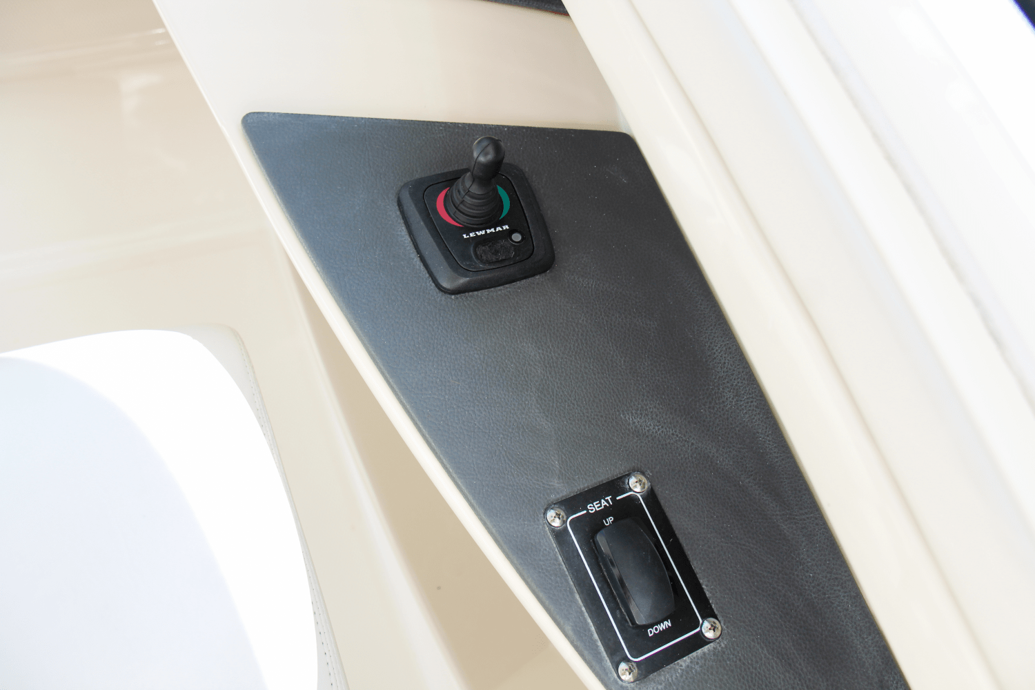 Slide: The Image of Boston Whaler 320 Vantage 2017 - 20