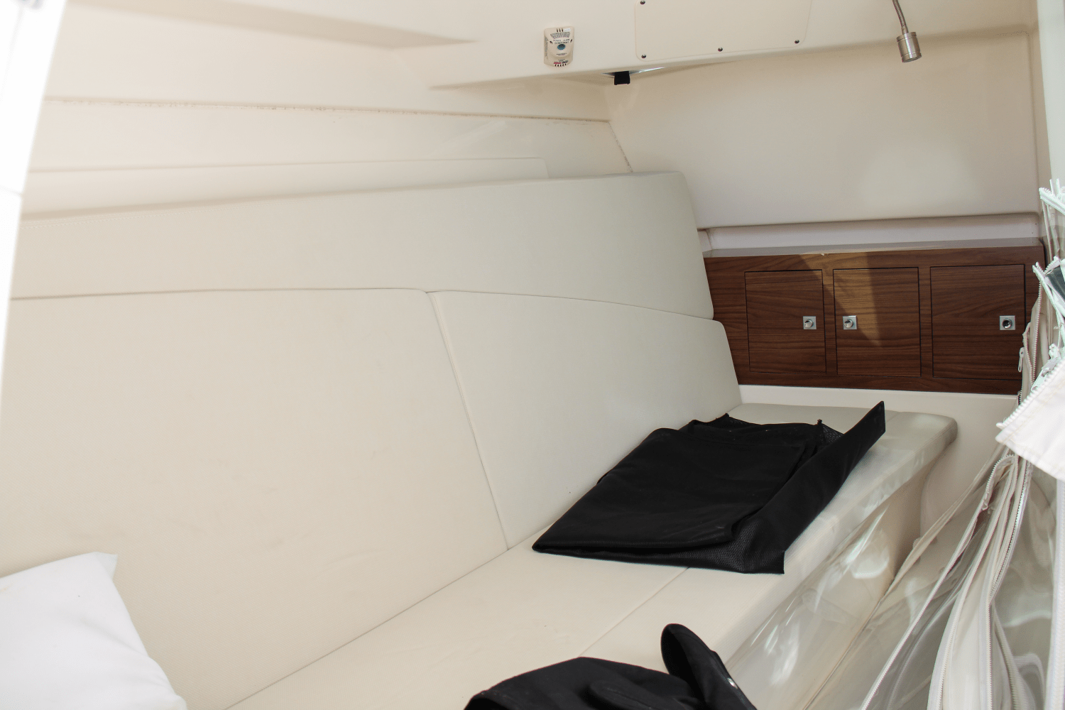 Slide: The Image of Boston Whaler 320 Vantage 2017 - 24