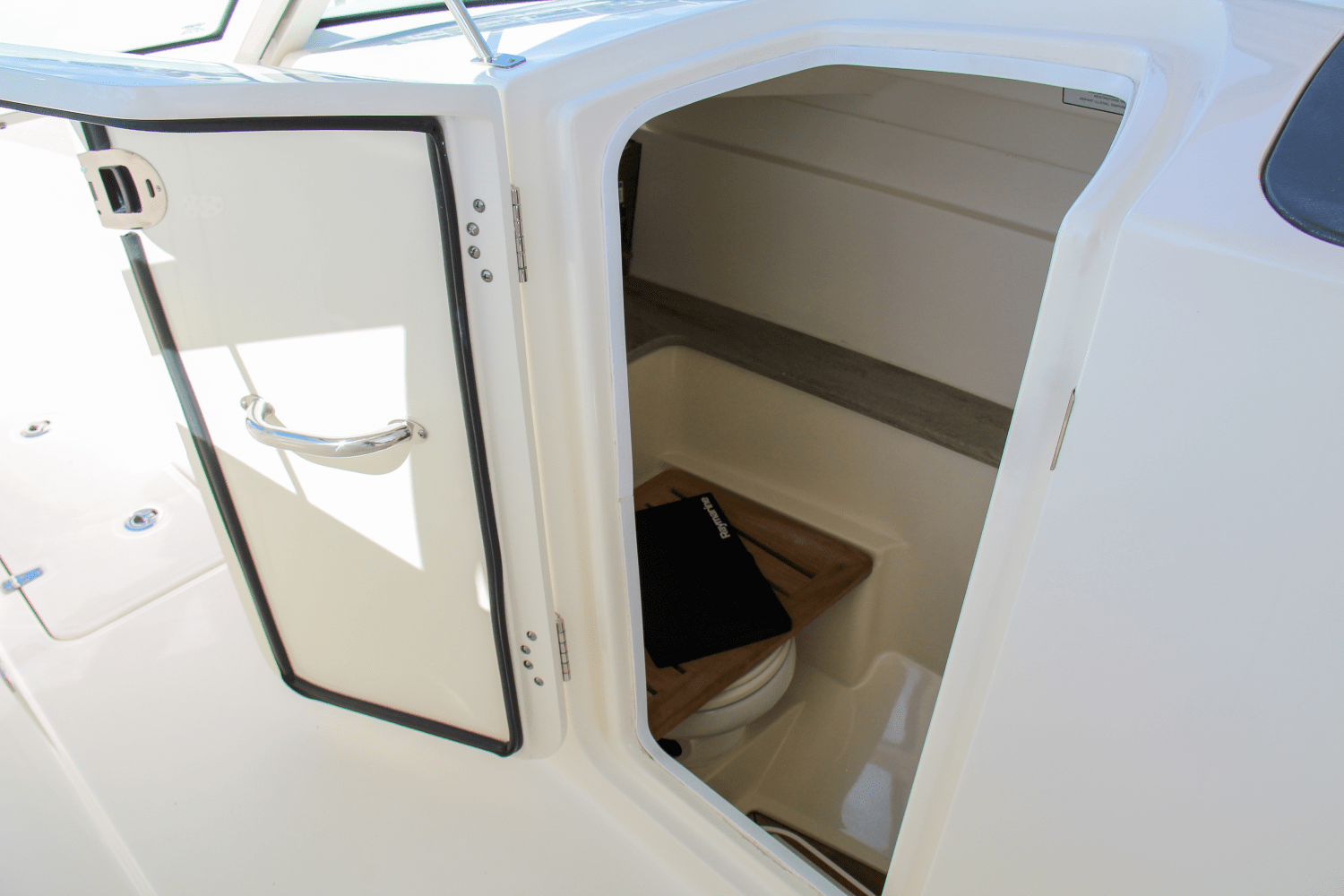 Slide: The Image of Boston Whaler 320 Vantage 2017 - 25