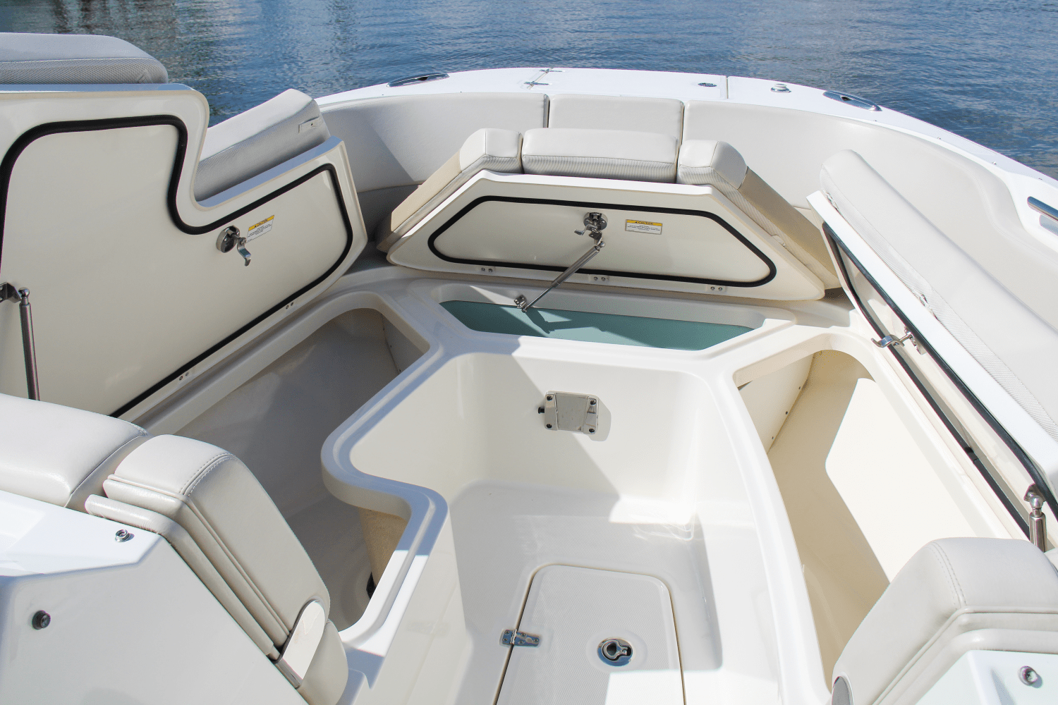 Slide: The Image of Boston Whaler 320 Vantage 2017 - 30
