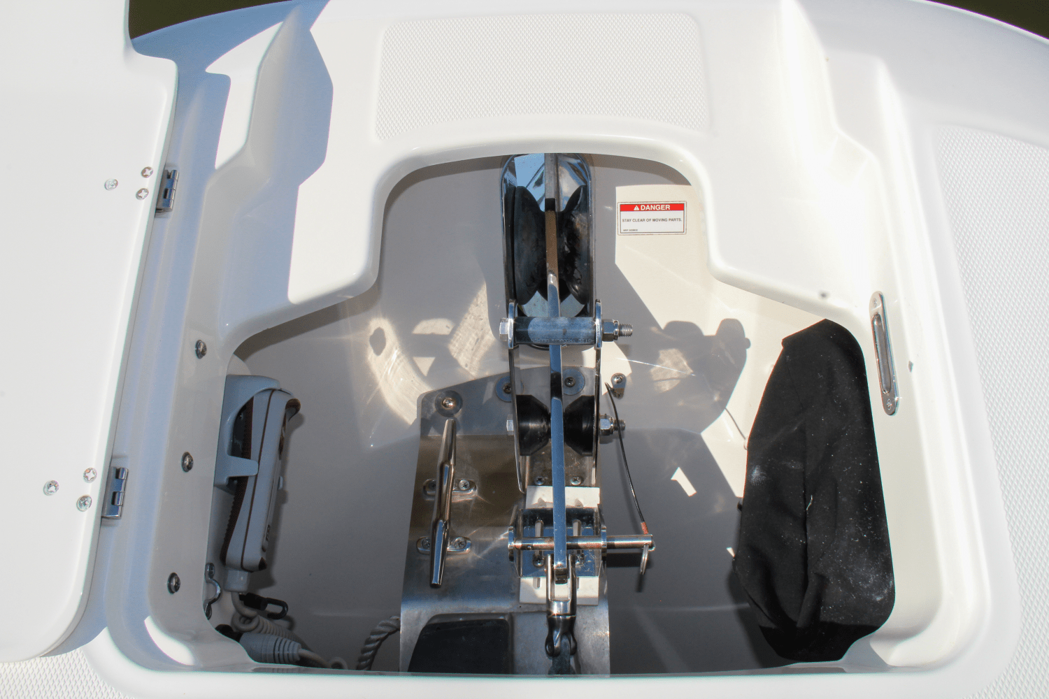 Slide: The Image of Boston Whaler 320 Vantage 2017 - 32