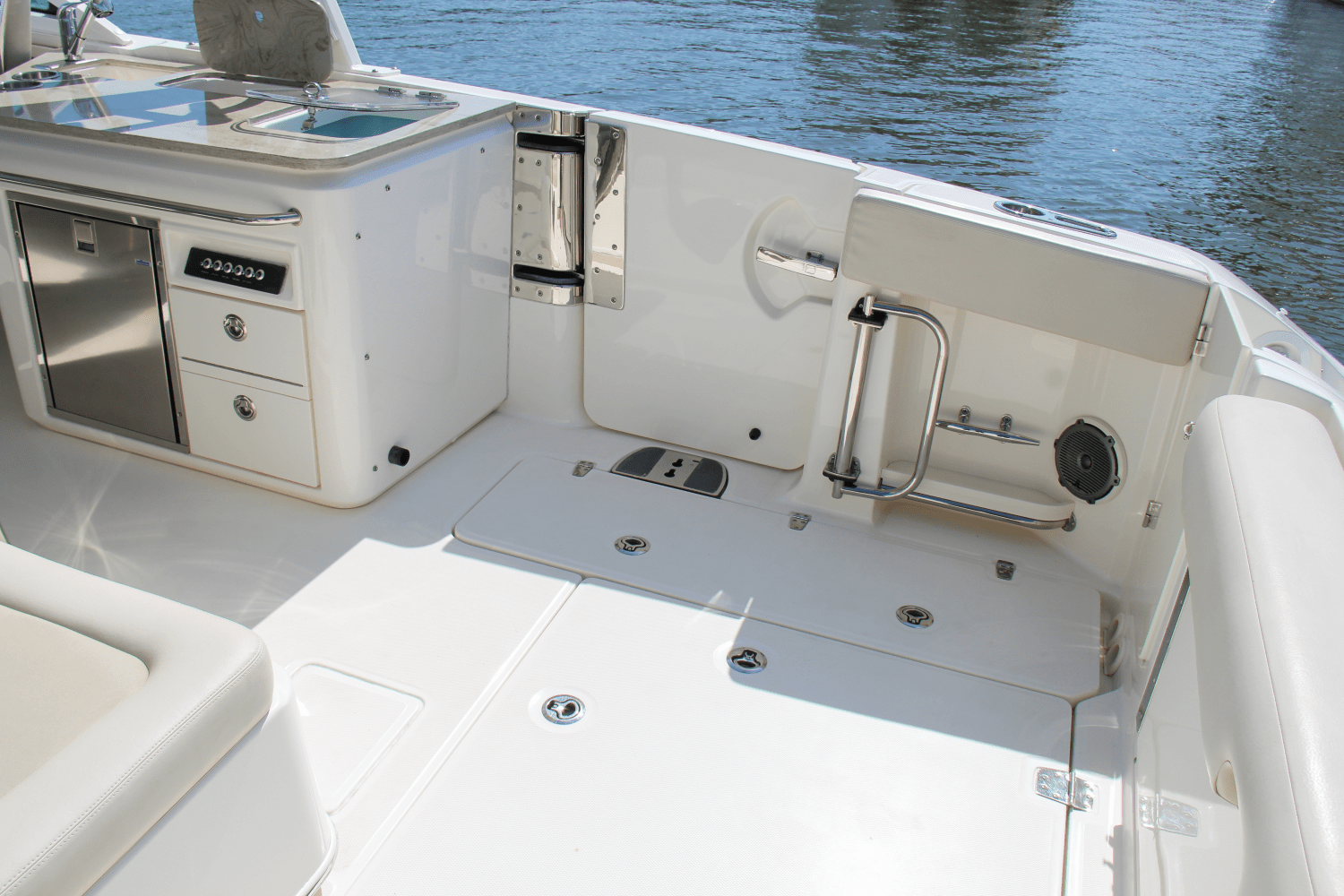 Slide: The Image of Boston Whaler 320 Vantage 2017 - 5