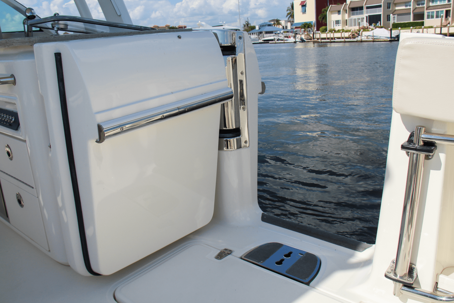 Slide: The Image of Boston Whaler 320 Vantage 2017 - 6