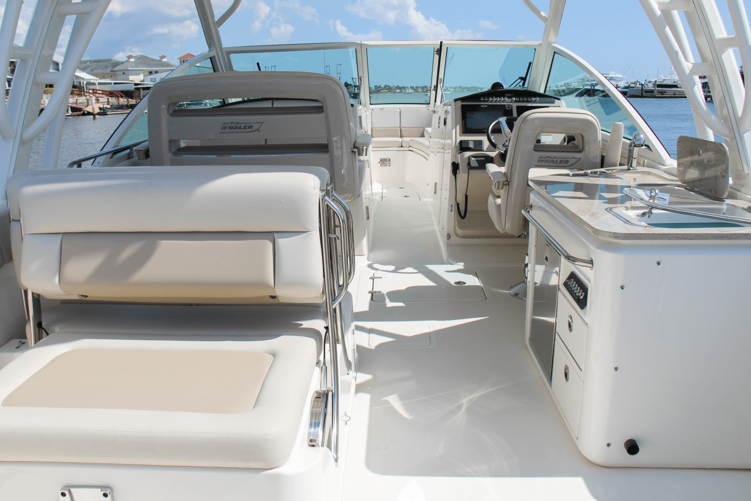 Slide: The Image of Boston Whaler 320 Vantage 2017 - 7