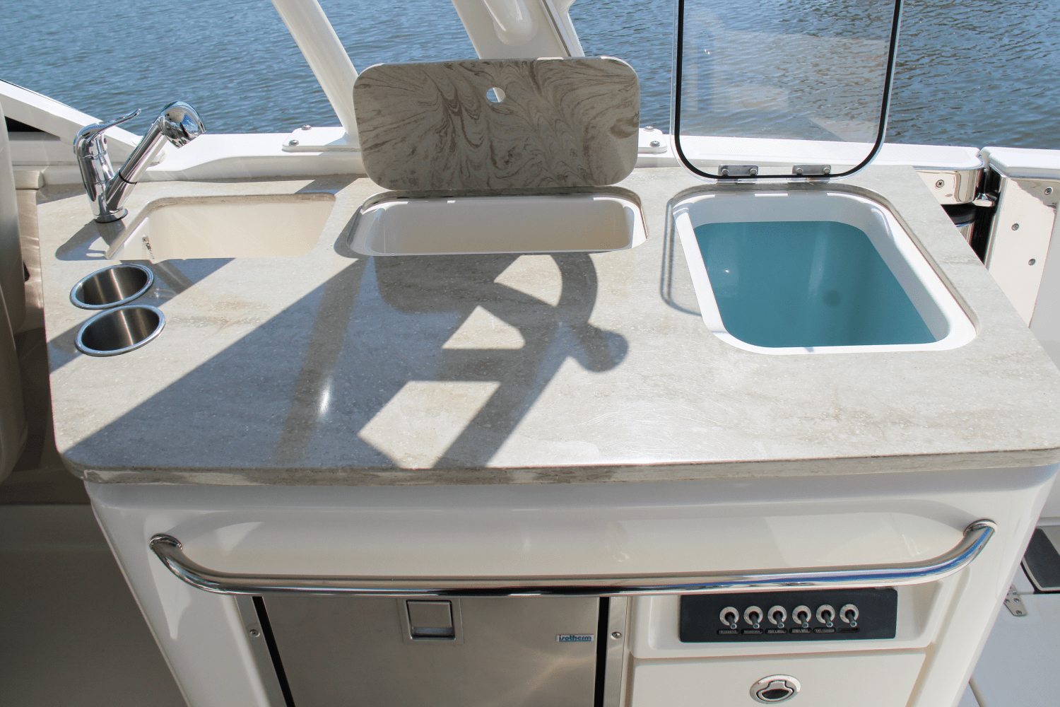 Slide: The Image of Boston Whaler 320 Vantage 2017 - 8