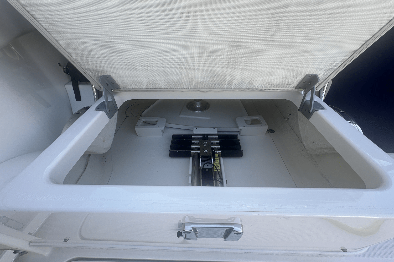 Slide: The Image of Boston Whaler 320 Vantage 2021 - 10