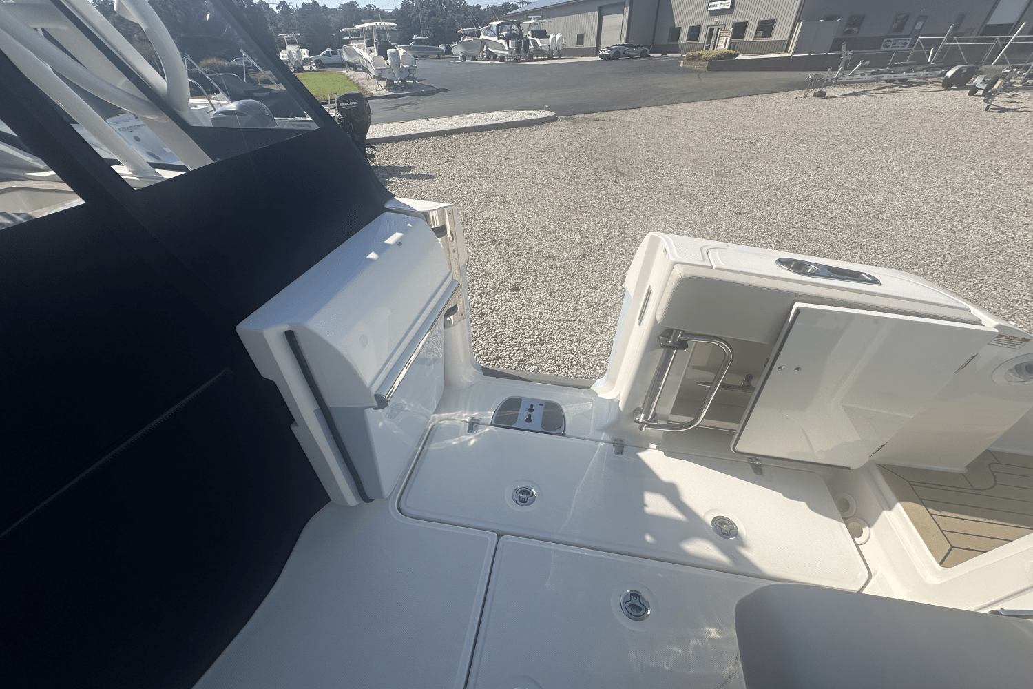 Slide: The Image of Boston Whaler 320 Vantage 2021 - 12