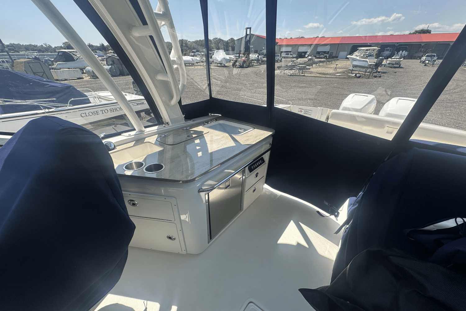 Slide: The Image of Boston Whaler 320 Vantage 2021 - 13