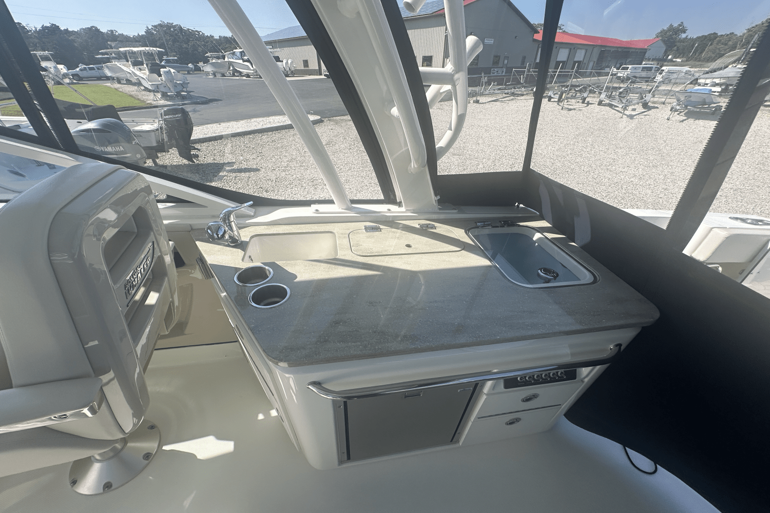 Slide: The Image of Boston Whaler 320 Vantage 2021 - 14