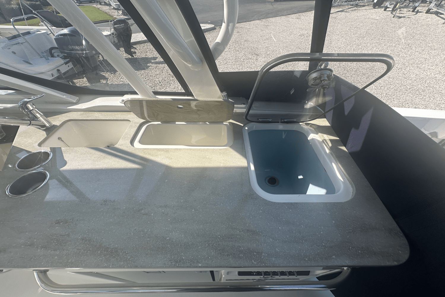 Slide: The Image of Boston Whaler 320 Vantage 2021 - 15