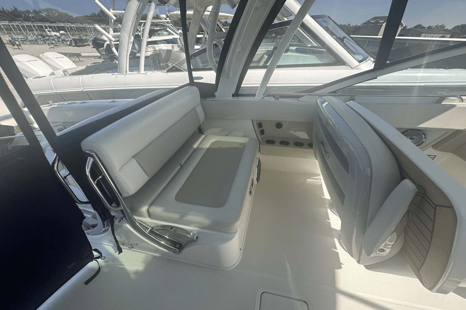 Slide: The Image of Boston Whaler 320 Vantage 2021 - 16