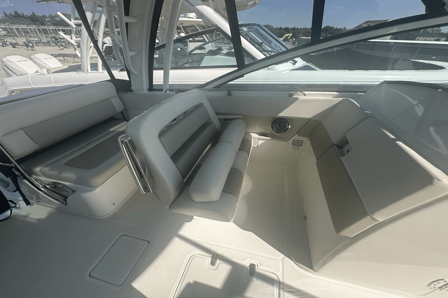 Slide: The Image of Boston Whaler 320 Vantage 2021 - 17