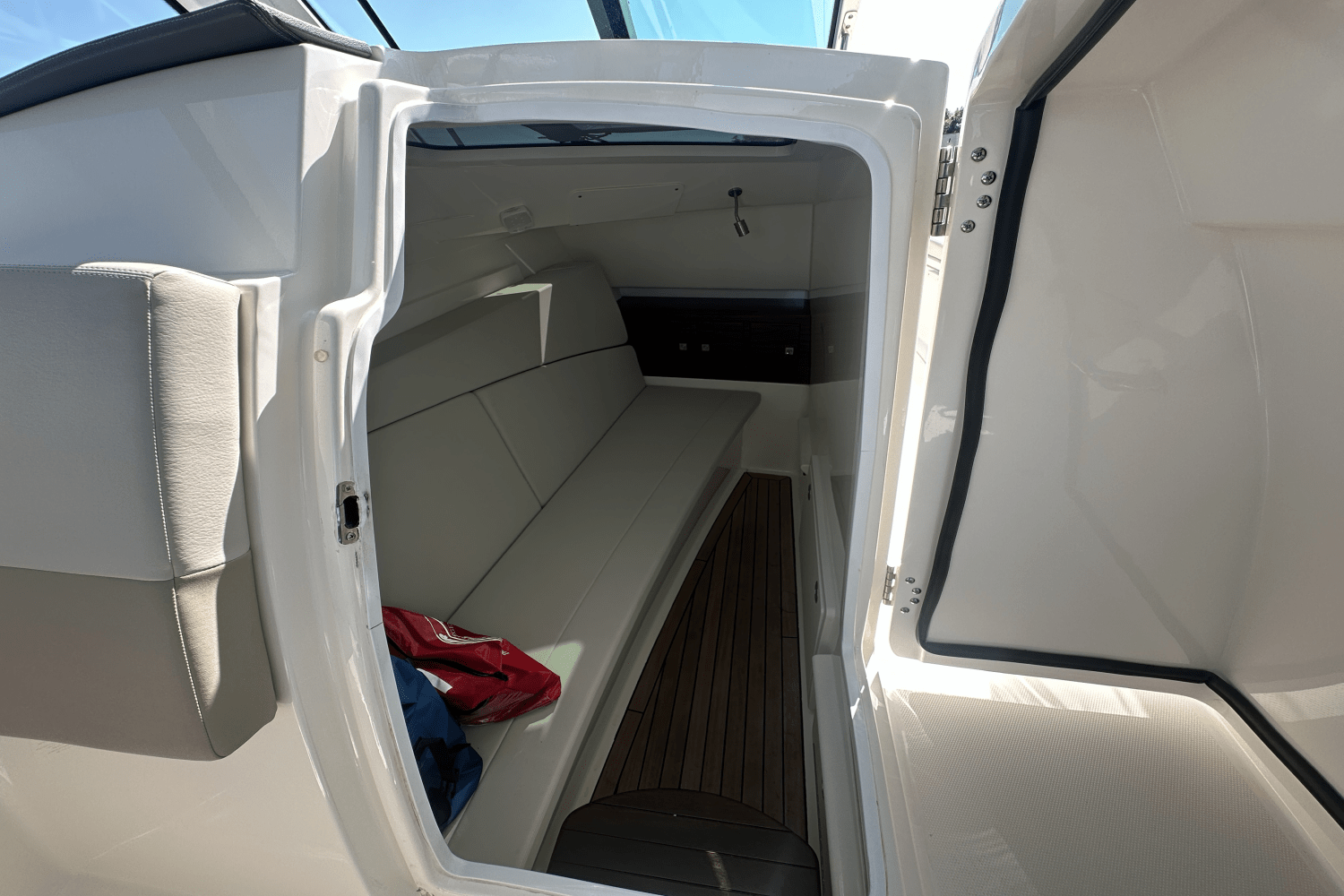 Slide: The Image of Boston Whaler 320 Vantage 2021 - 18