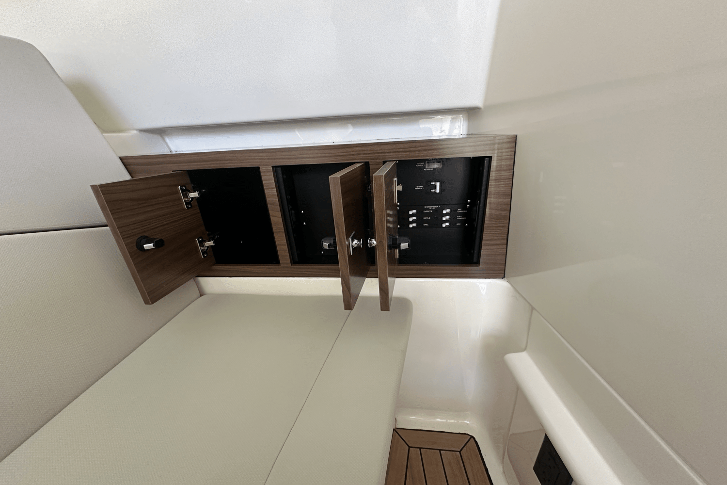 Slide: The Image of Boston Whaler 320 Vantage 2021 - 19