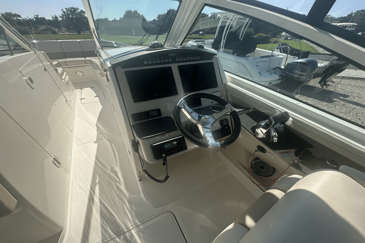 Slide: The Image of Boston Whaler 320 Vantage 2021 - 20