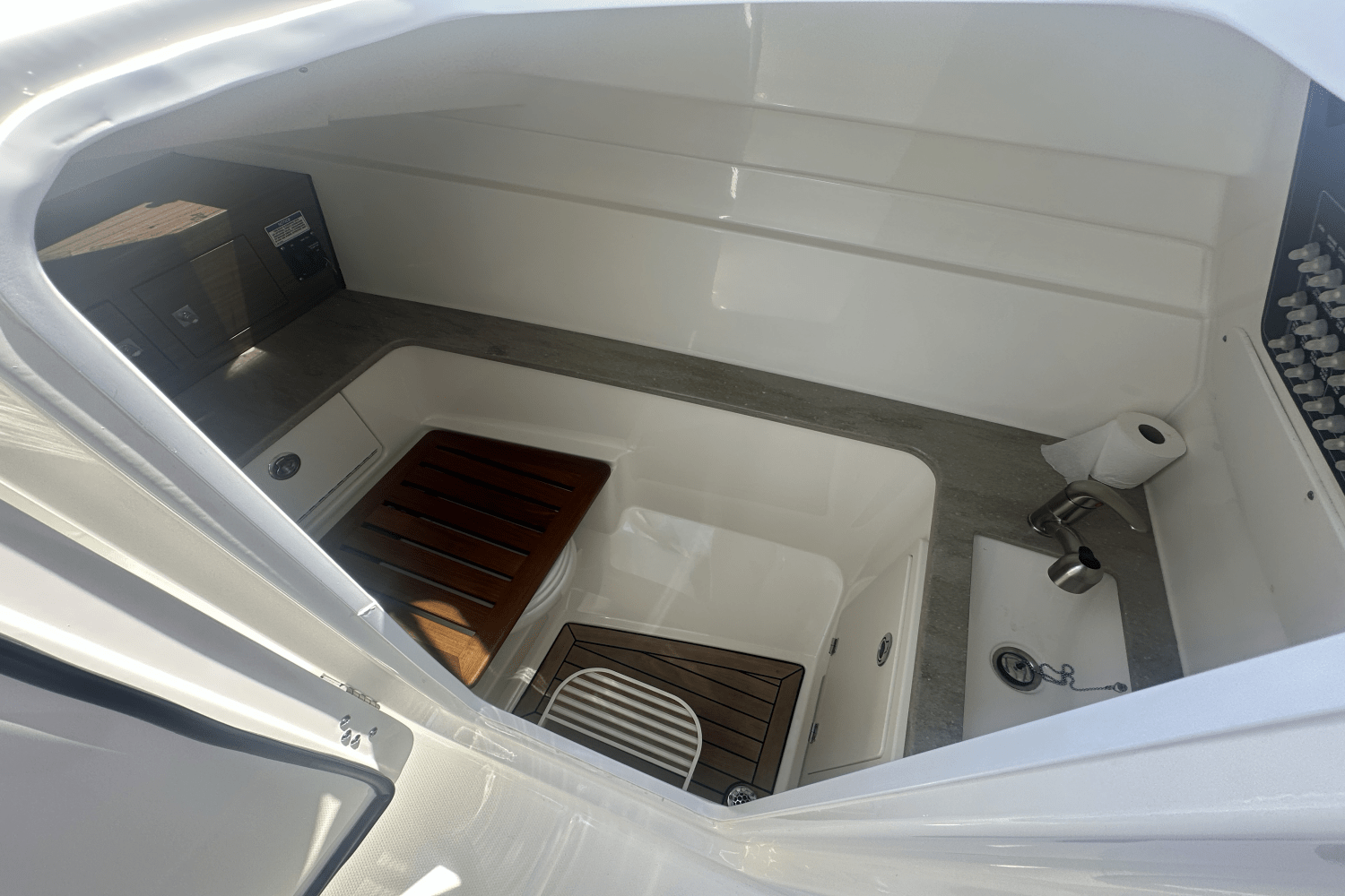 Slide: The Image of Boston Whaler 320 Vantage 2021 - 23