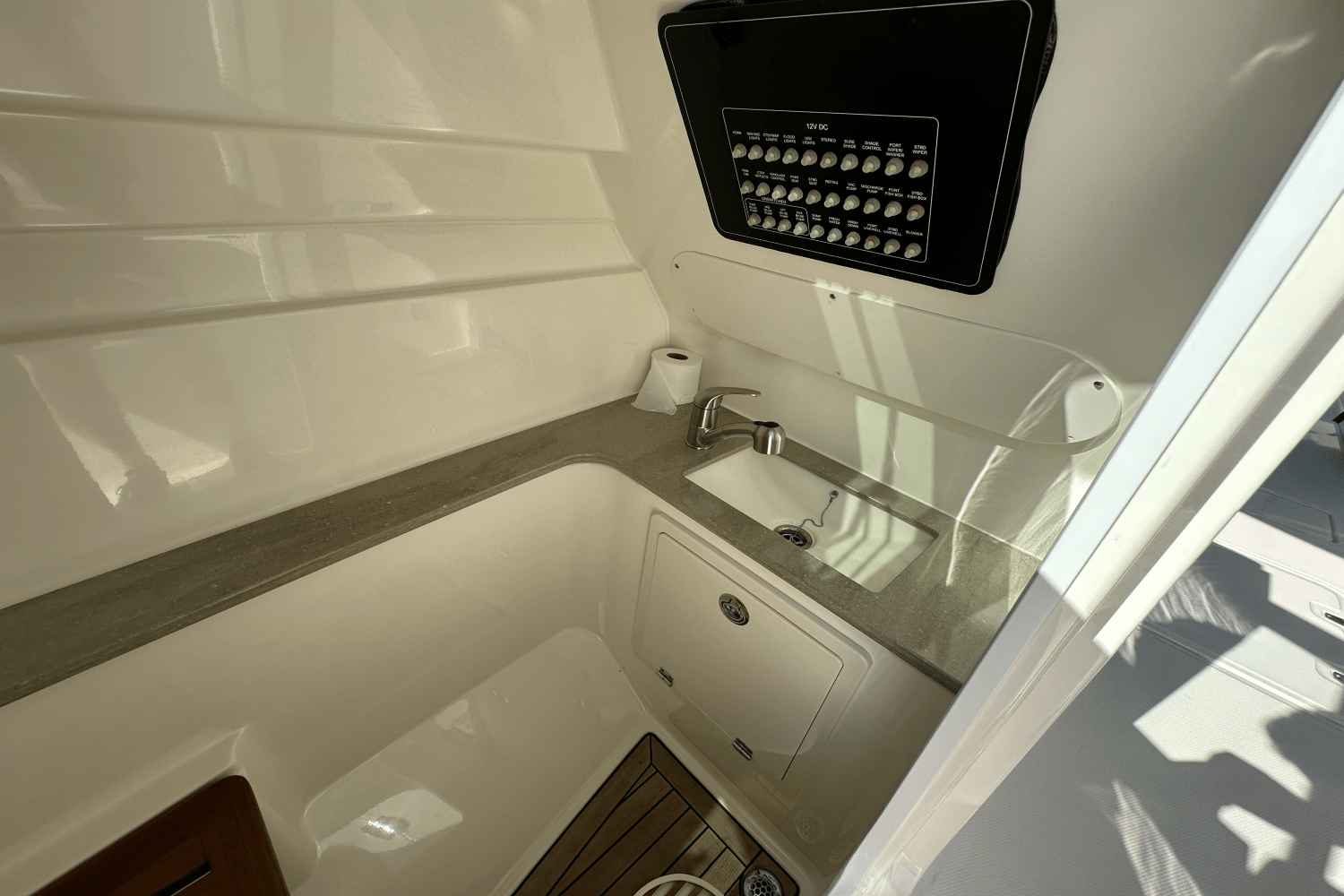 Slide: The Image of Boston Whaler 320 Vantage 2021 - 24