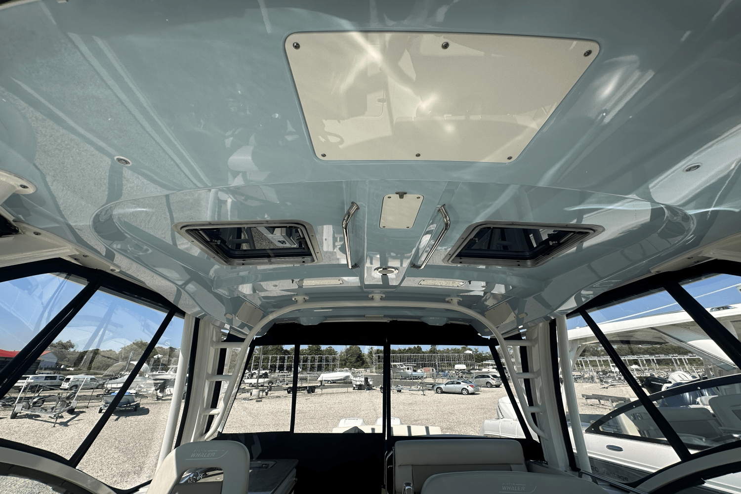 Slide: The Image of Boston Whaler 320 Vantage 2021 - 25