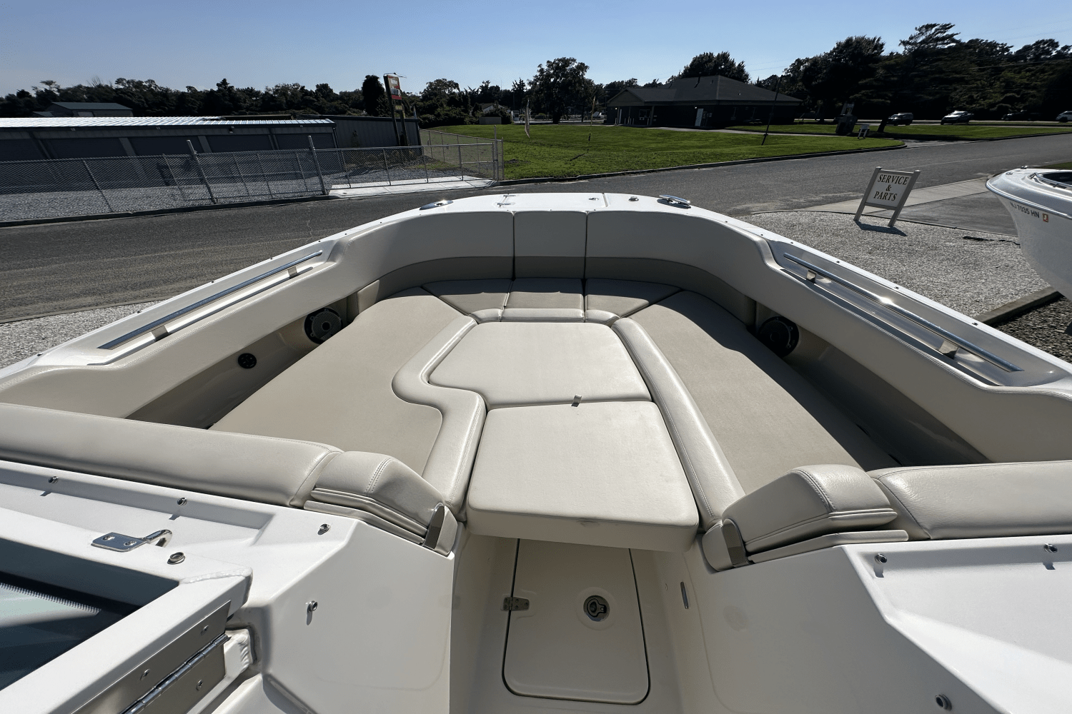 Slide: The Image of Boston Whaler 320 Vantage 2021 - 27